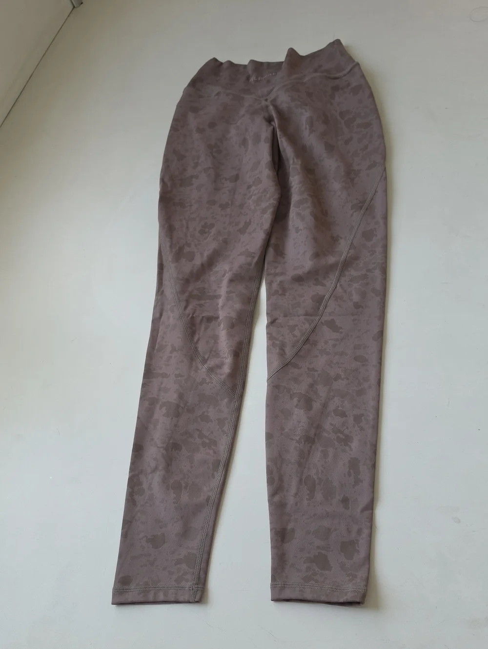 Alphalete Surface Power Leggings In Pebble Print Mocha.